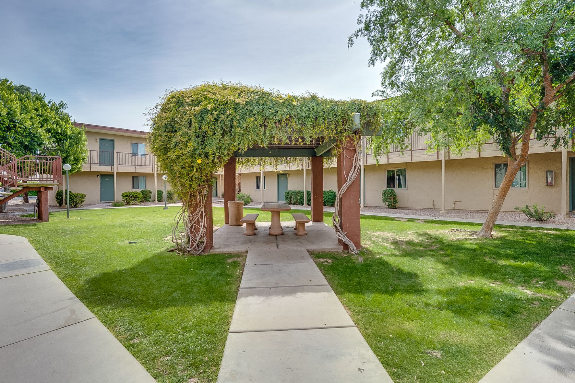 √ Daybreak Gardens Apartments Phoenix